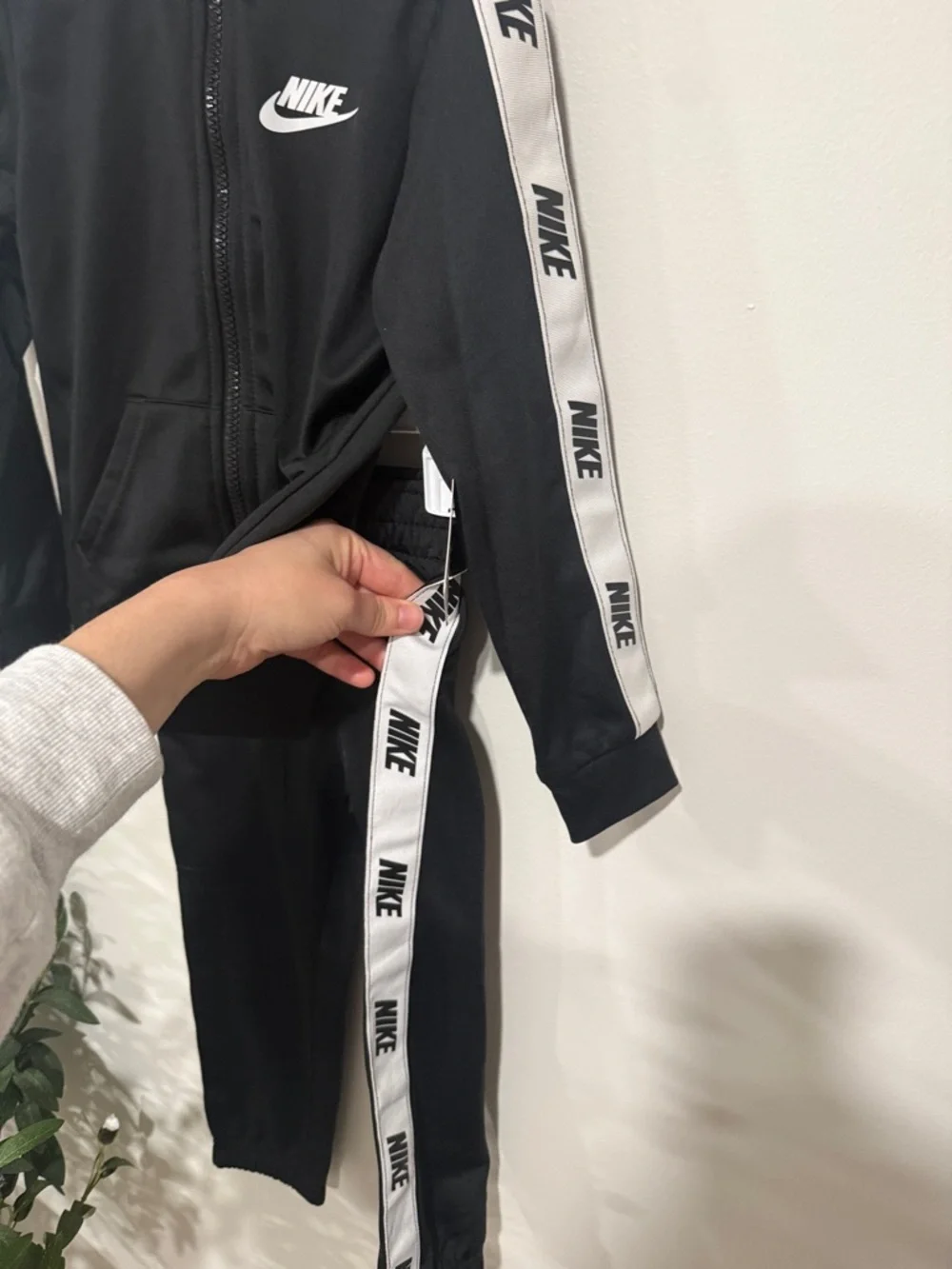 Nike Black & White Kids Zip Jacket and Pants Set - Picture 4 of 4